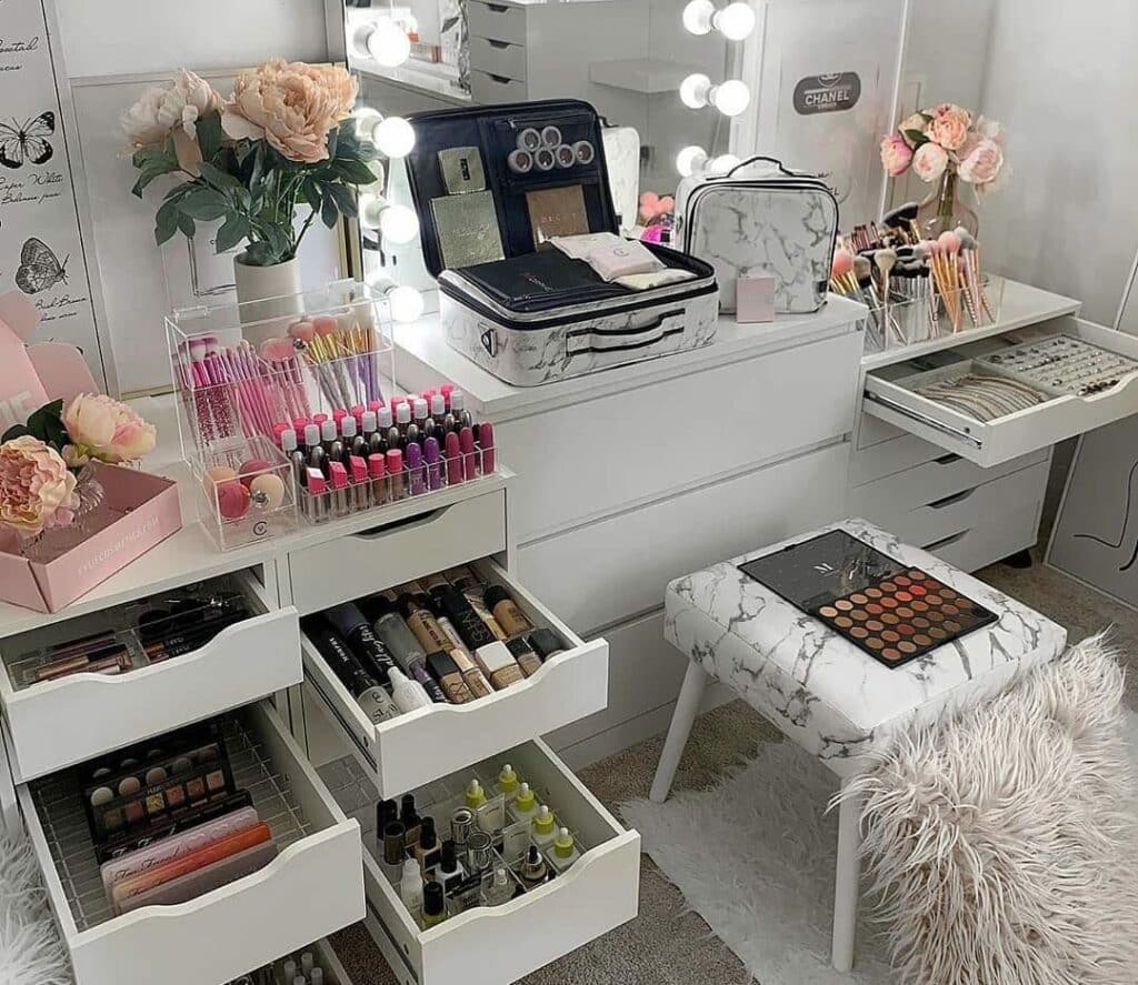 Perfect vanity table for the Style Diva in You